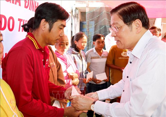 Đồng chí Phan Đình Trạc thăm hỏi người dân Lâm Đồng bị thiệt hại do mưa lũ